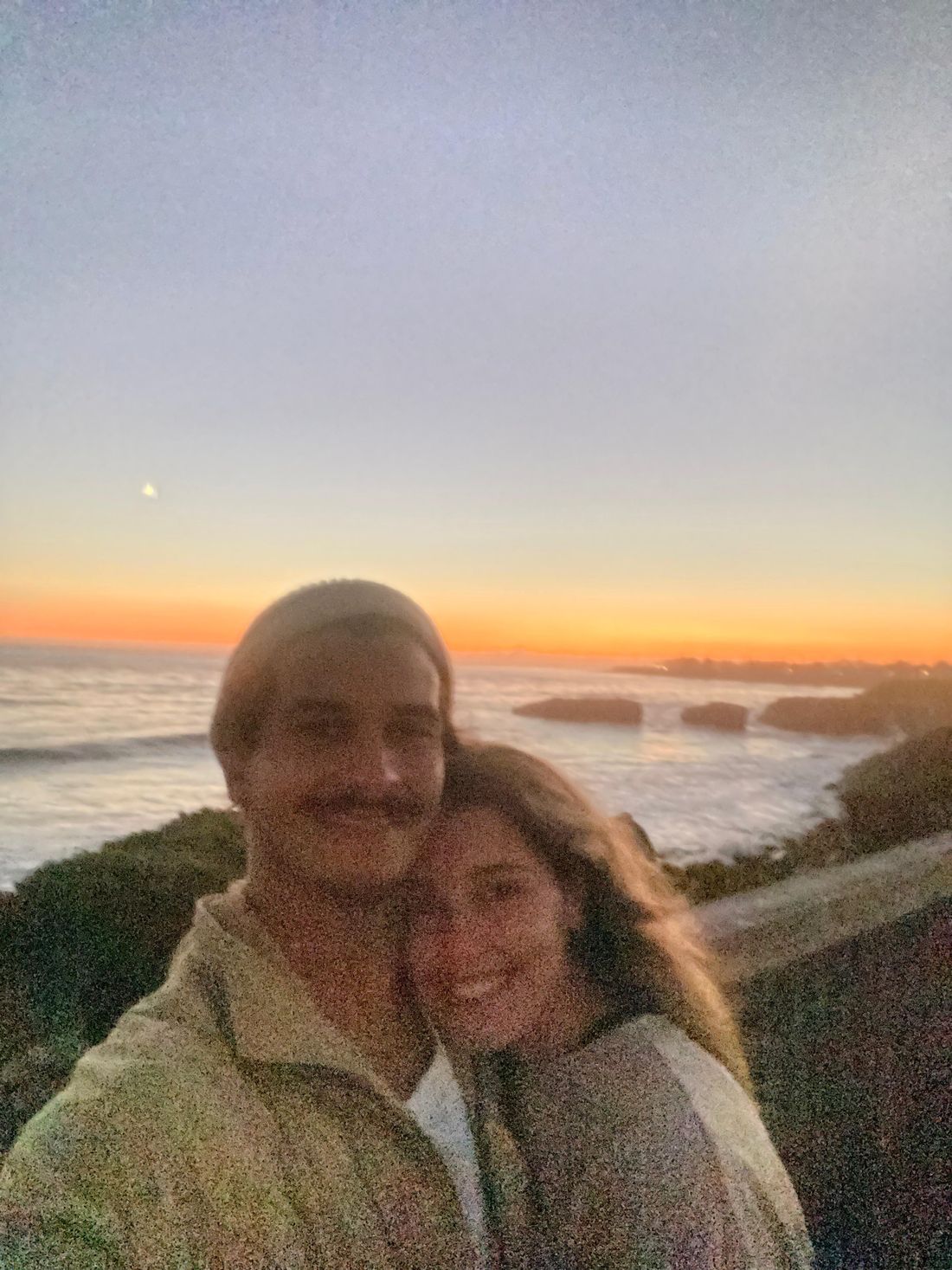 Virgínia e Daniel à beira-mar, no fim da tarde